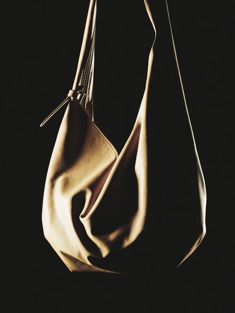 Concept illustré : besace en cuir plié asymétrique, sans logo