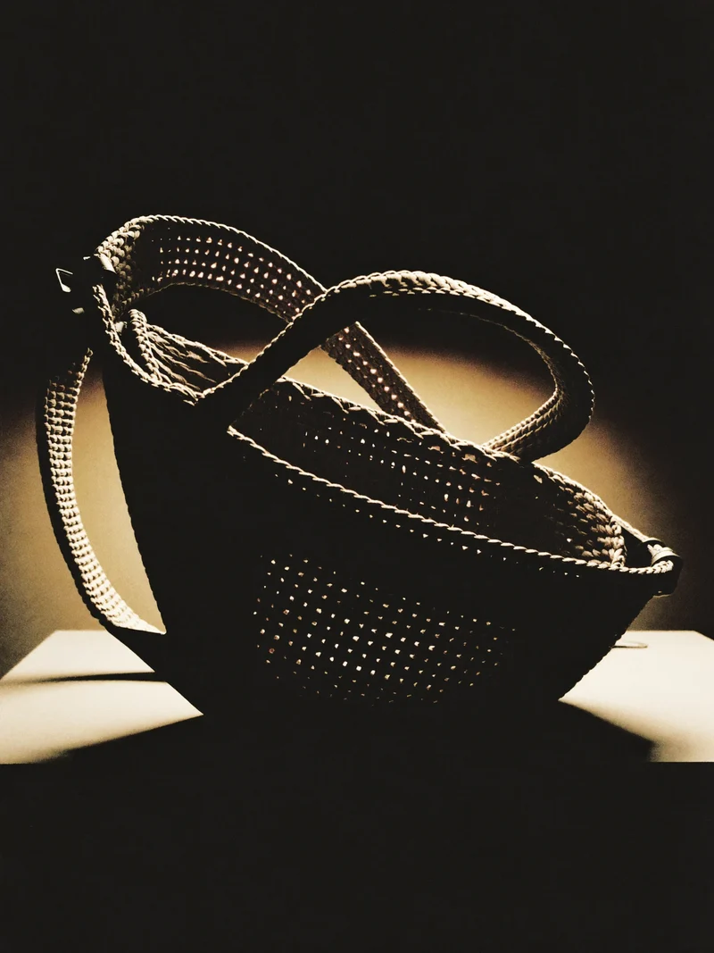 Concept illustré : sac à dos tissé aux sangles anguleuses